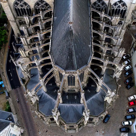 photo de la cathédrale en vue drone